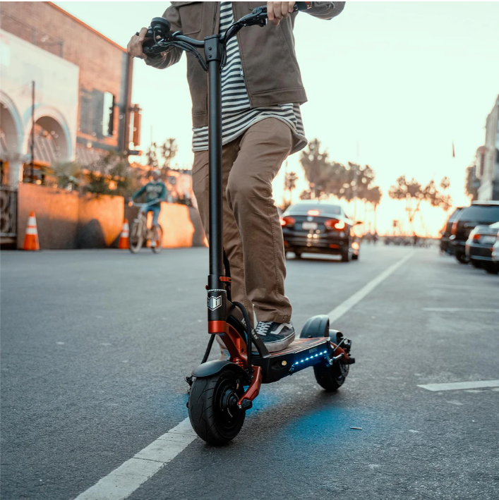 Kaabo Mantis 8 Lite 25MPH Dual Motor Electric Scooter | 2200W Peak | 25 Mile Range | Lightweight Folding Commuter E-Scooter